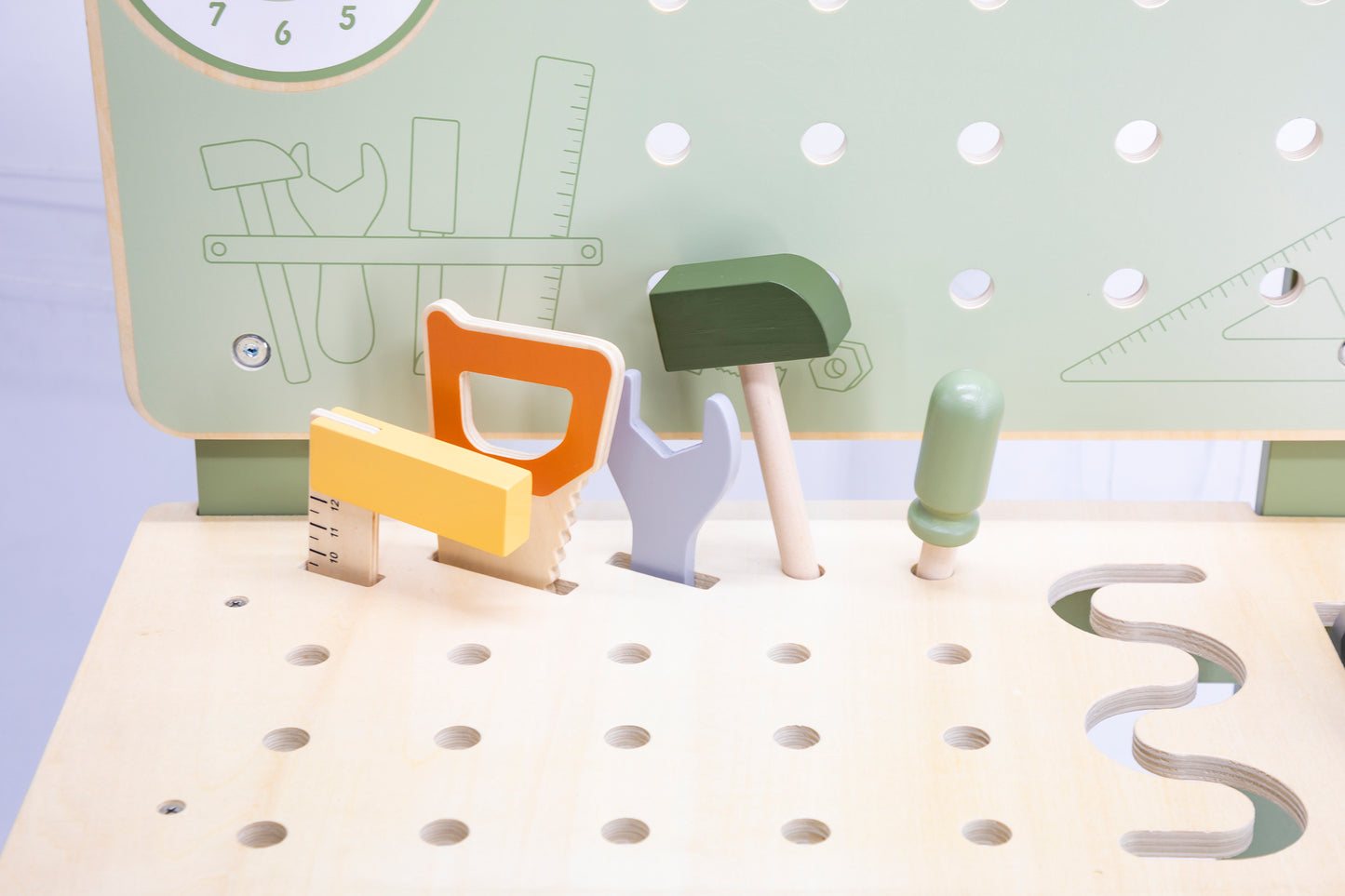 Mesa de trabajo con herramientas