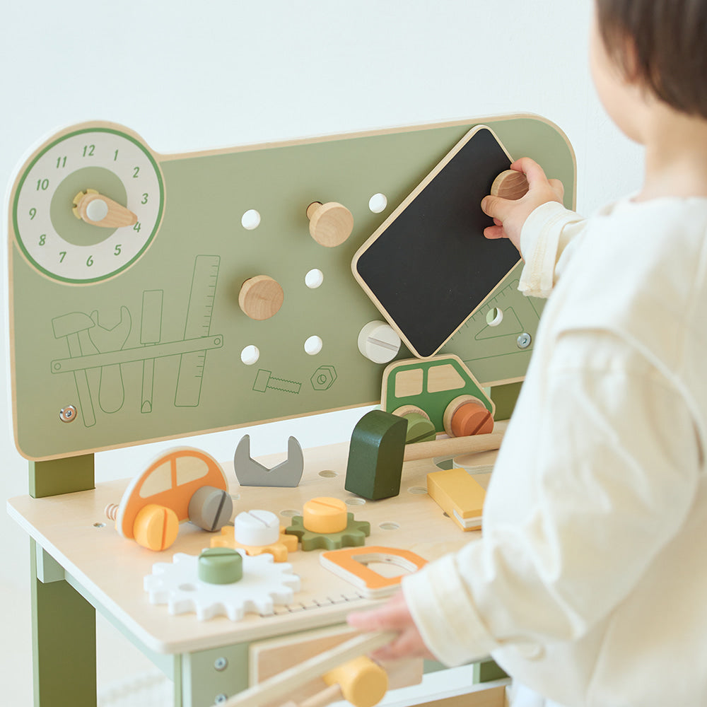 Mesa de trabajo con herramientas