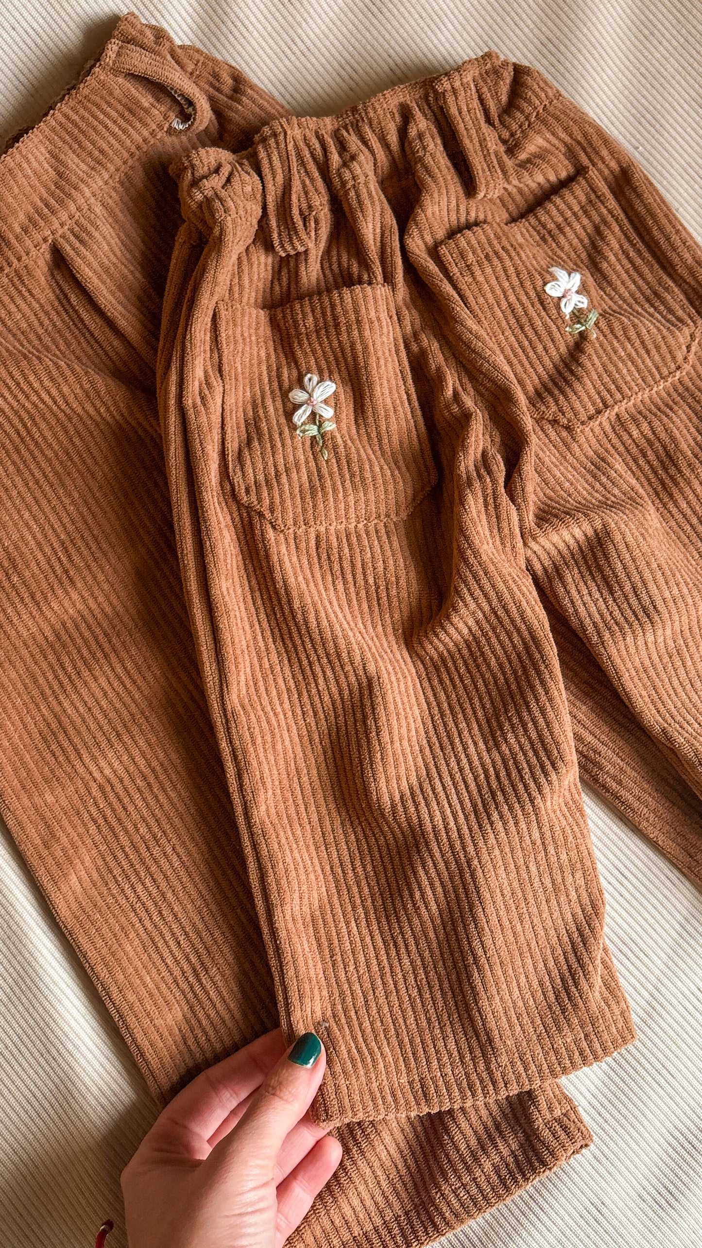 Pantalón de pana bordado