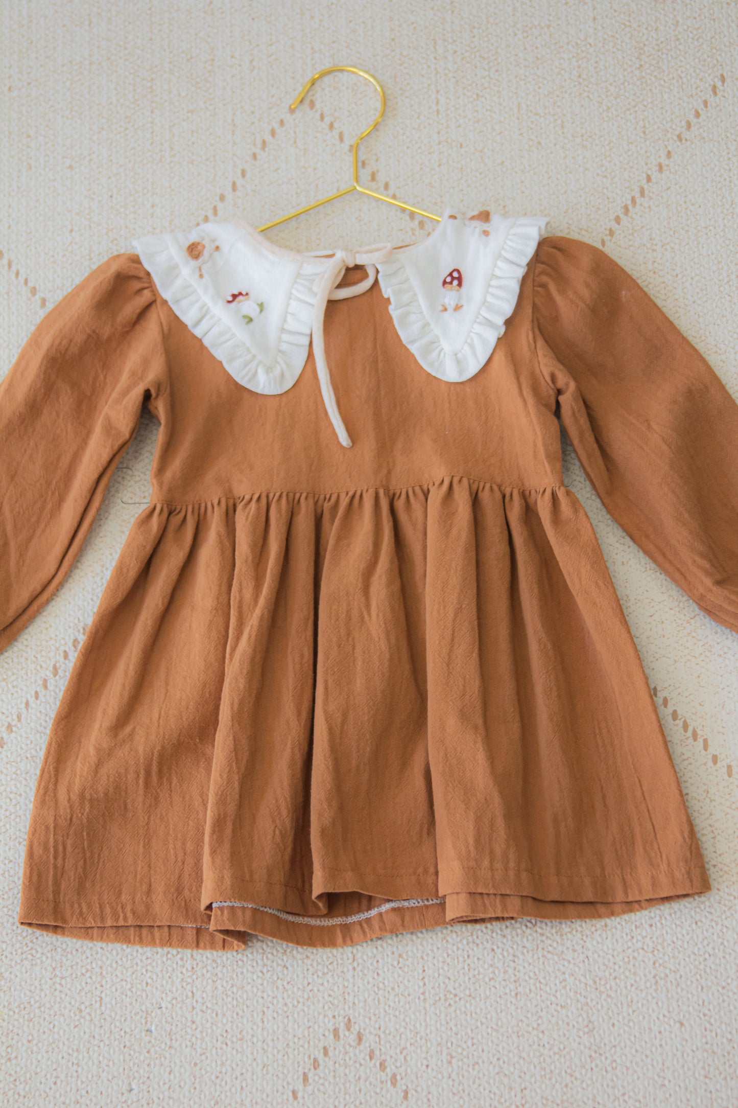 Vestido con cuello desmontable