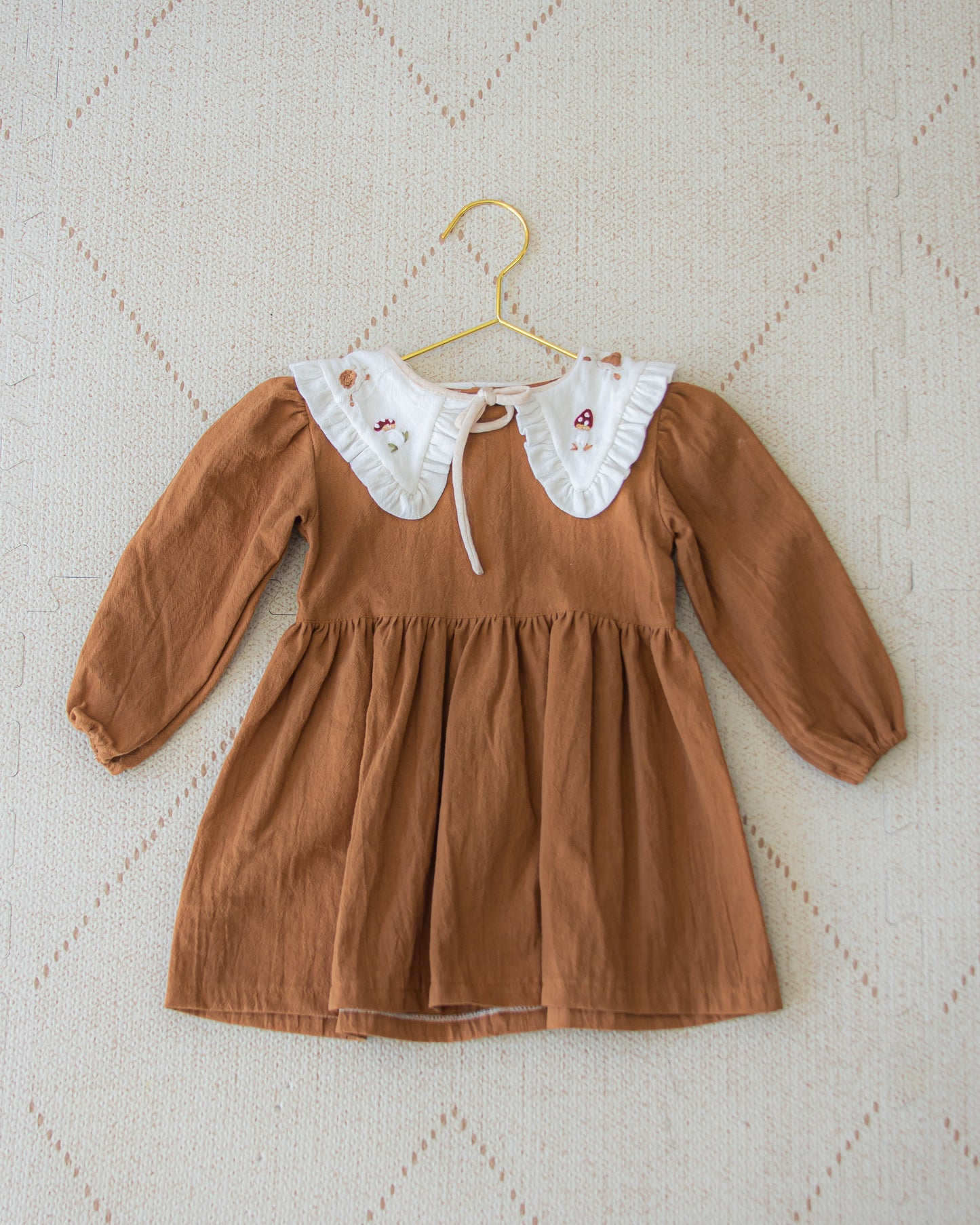 Vestido con cuello desmontable