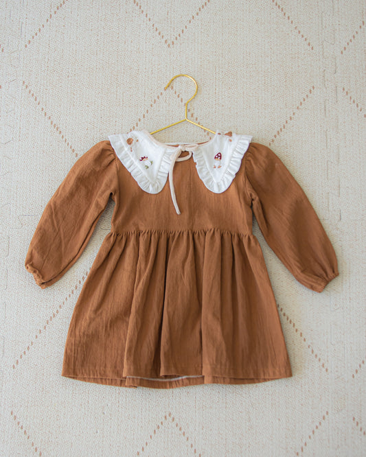 Vestido con cuello desmontable