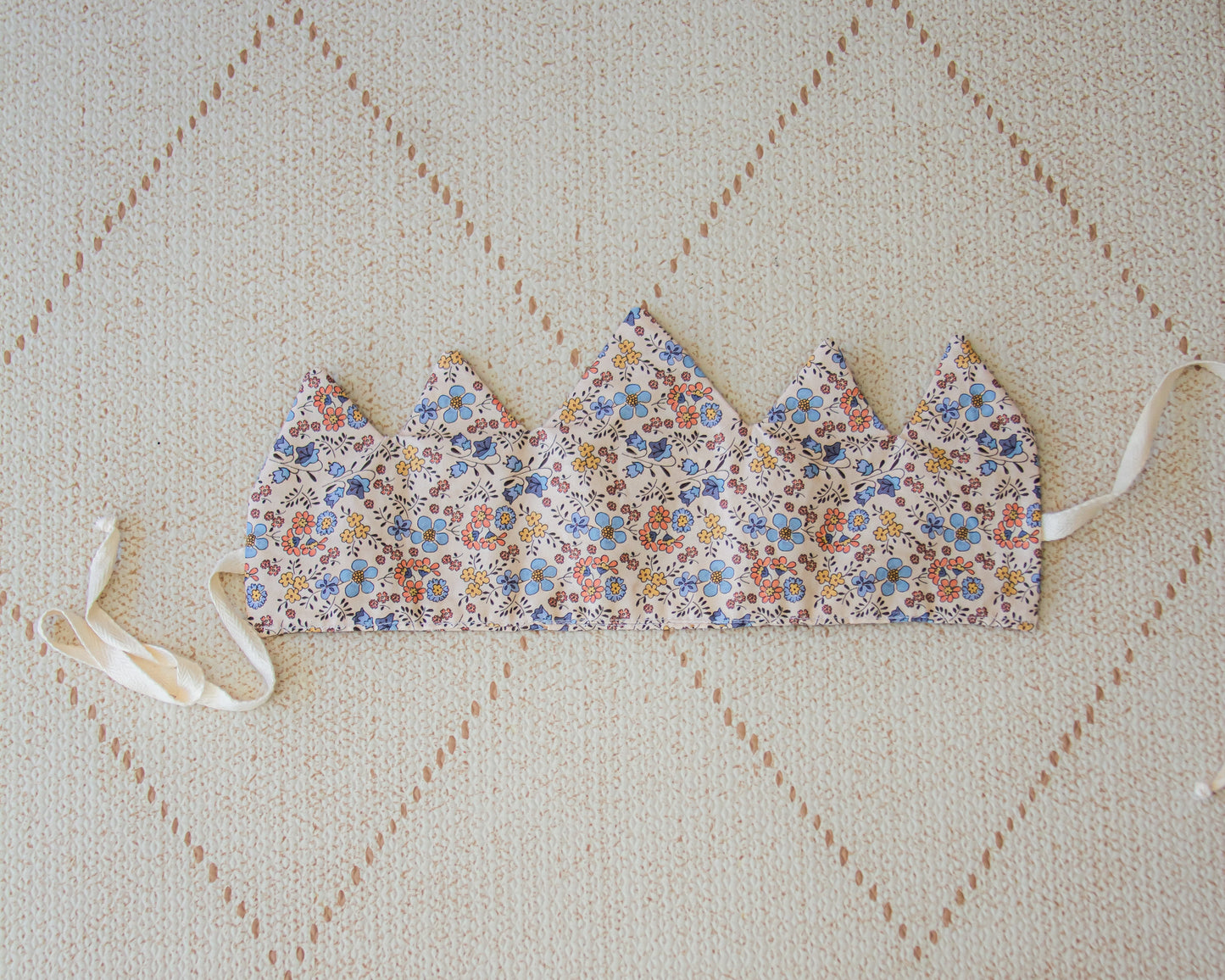 Corona de cumpleaños de tela flores celestes