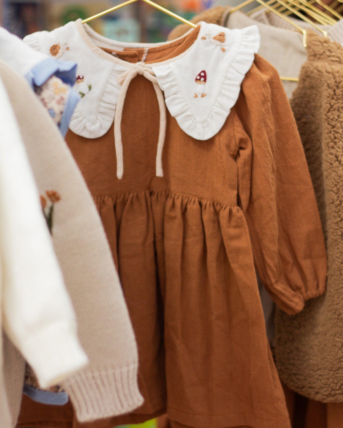 Vestido con cuello desmontable