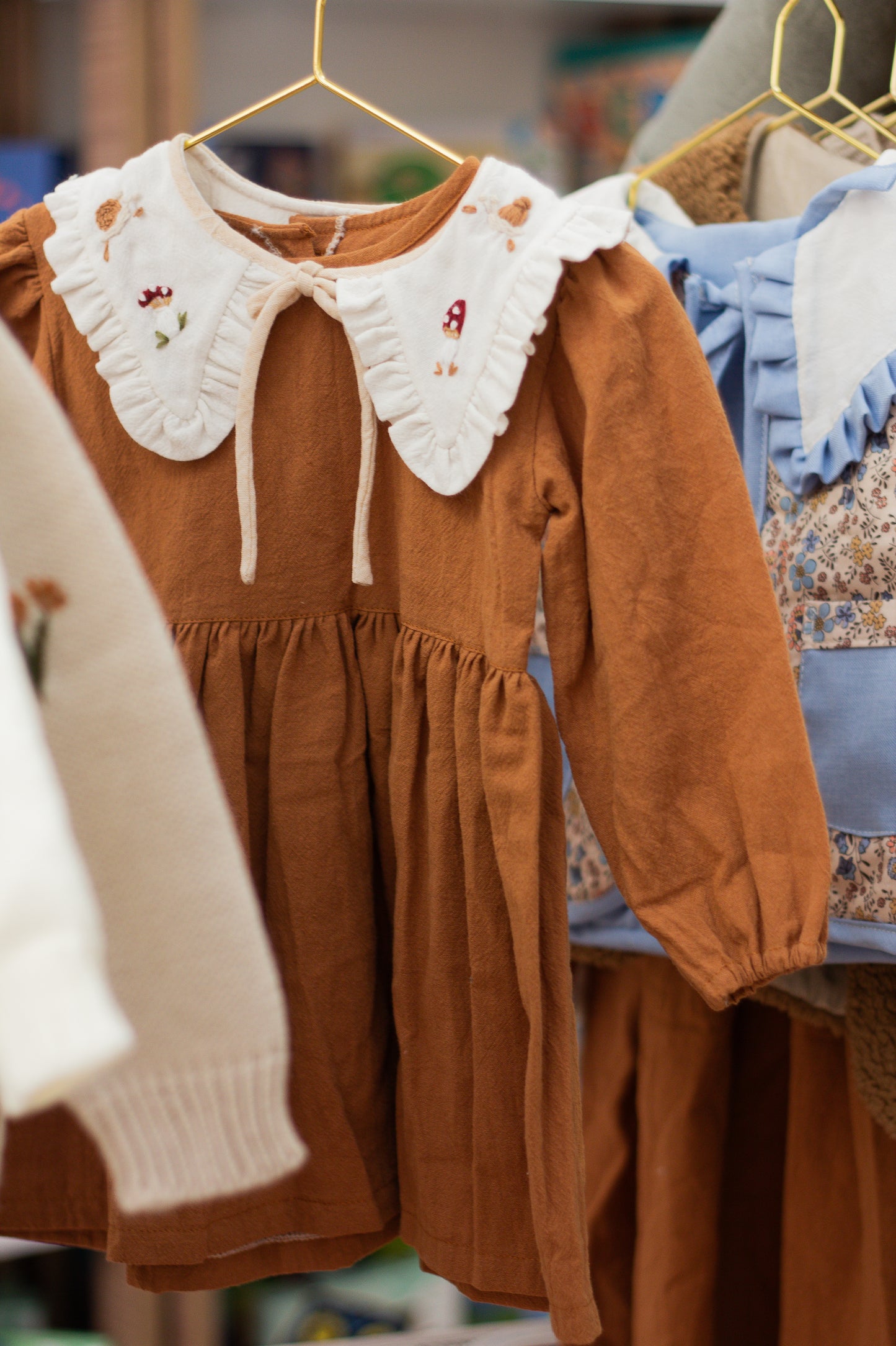 Vestido con cuello desmontable