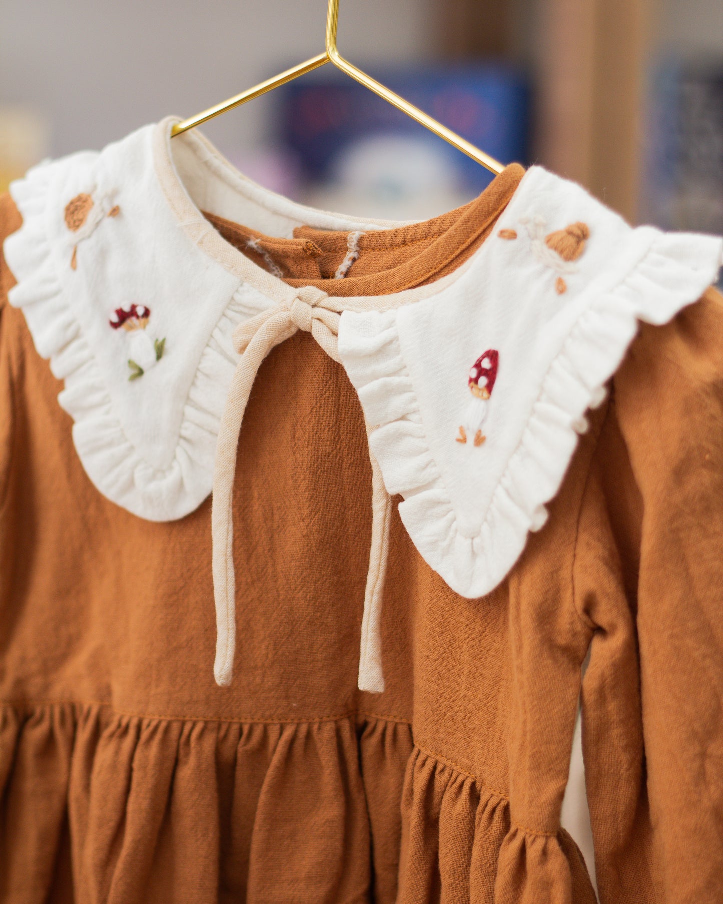 Vestido con cuello desmontable