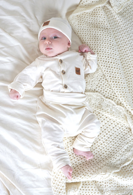 Set primera muda algodón orgánico: body + pantalón + gorrito