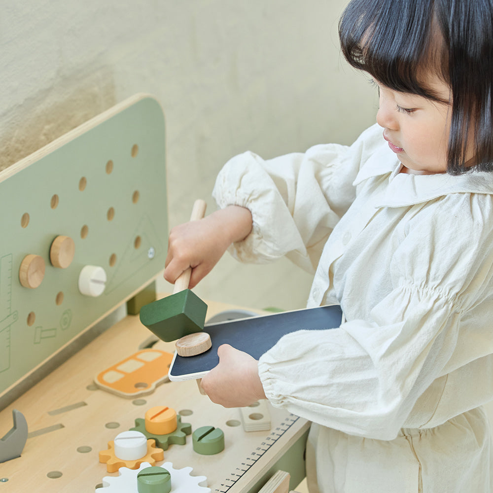Mesa de trabajo con herramientas