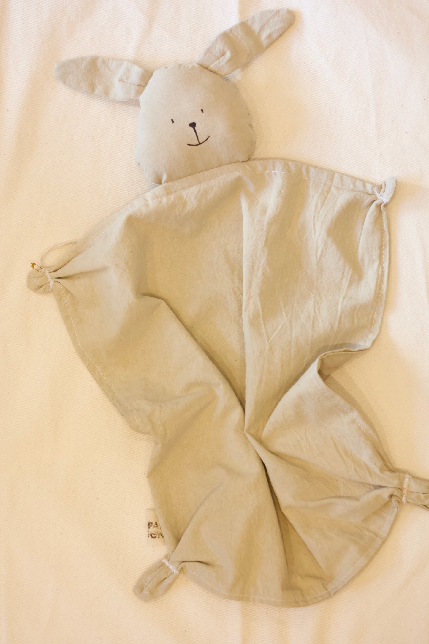 Muñeco de apego conejo