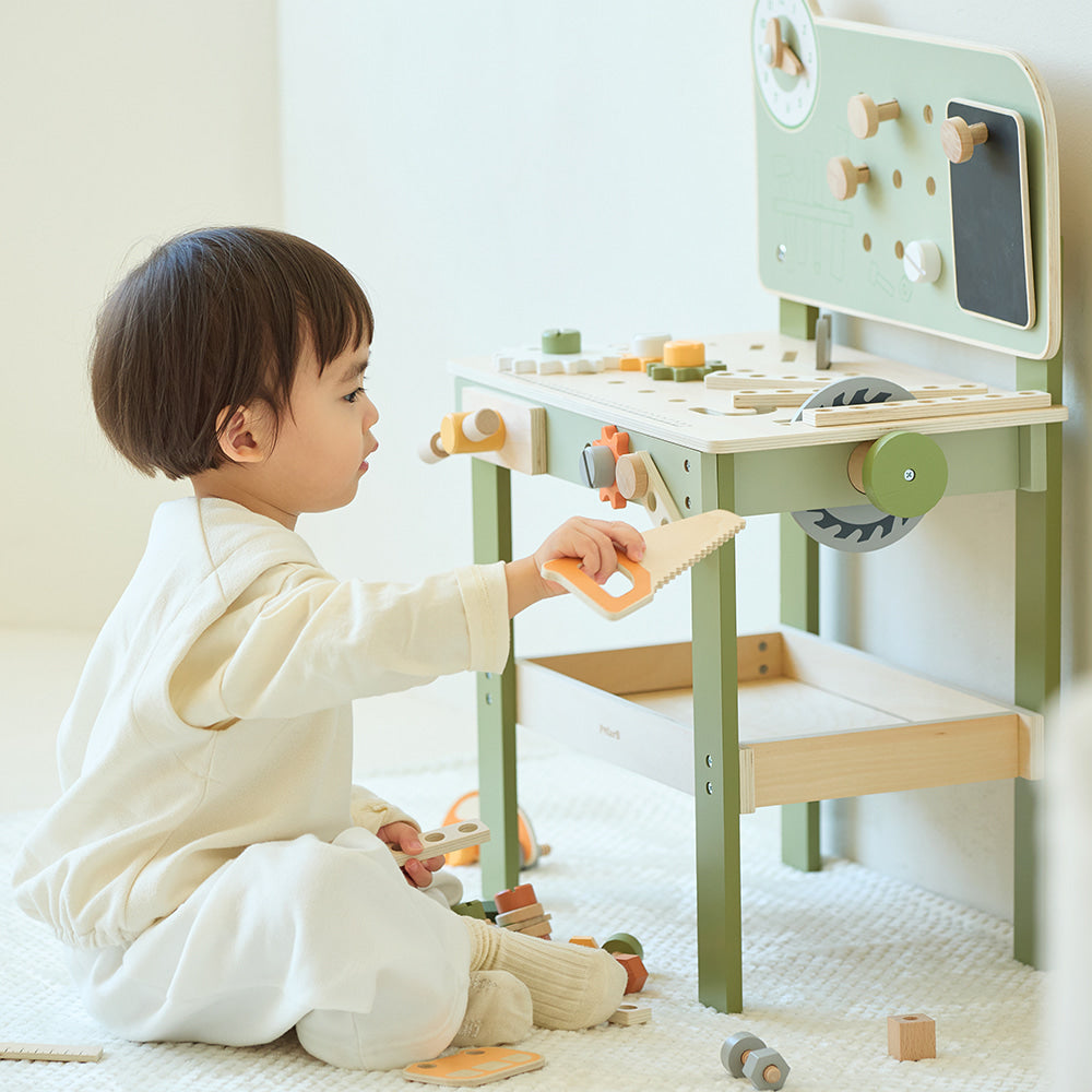 Mesa de trabajo con herramientas