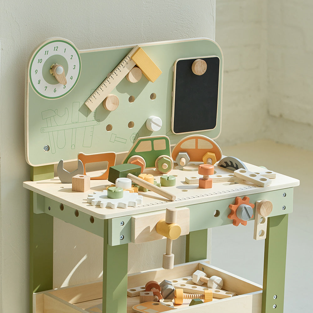 Mesa de trabajo con herramientas