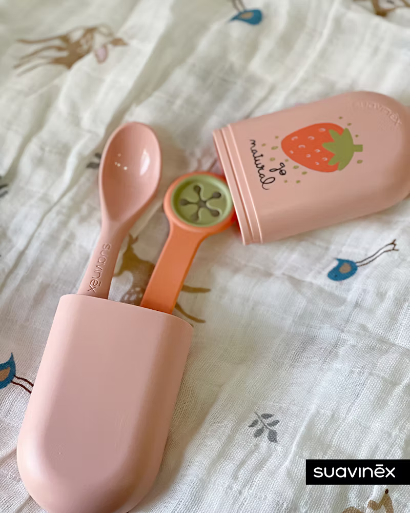 Set On the Go - Cuchara ergonómica + Accesorio crea babero