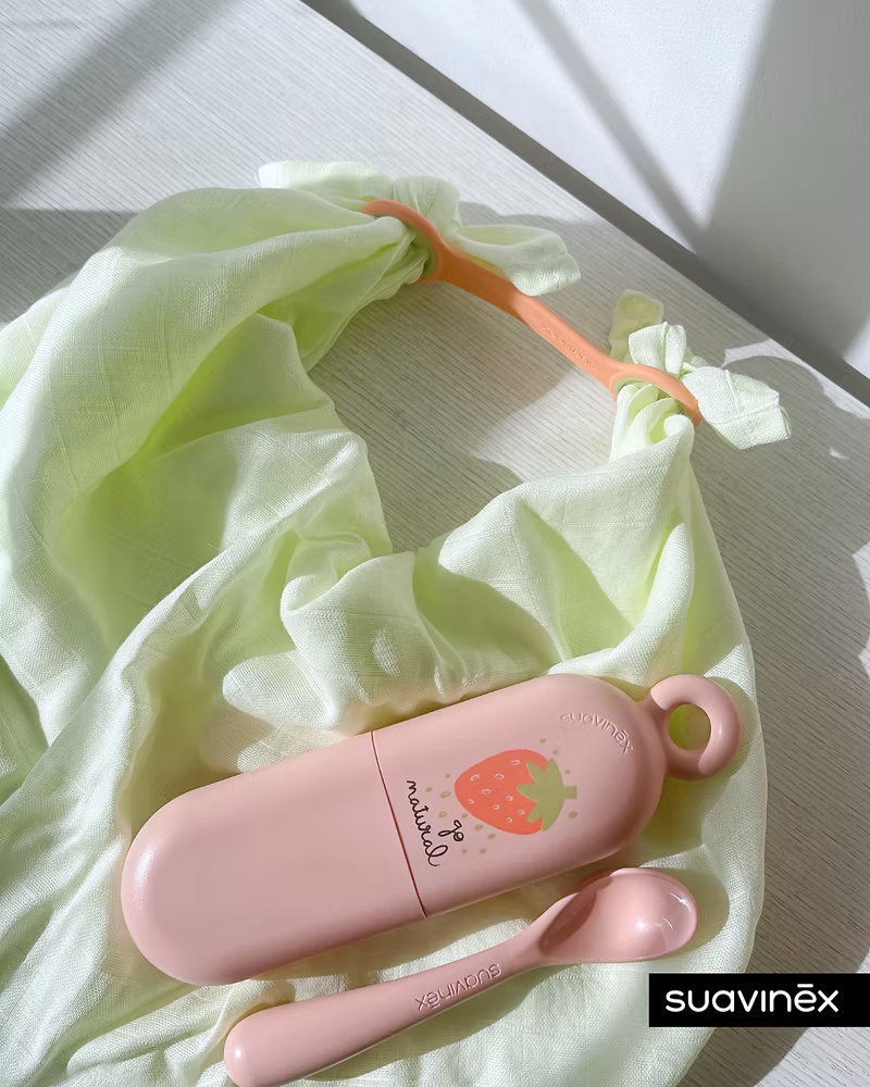 Set On the Go - Cuchara ergonómica + Accesorio crea babero