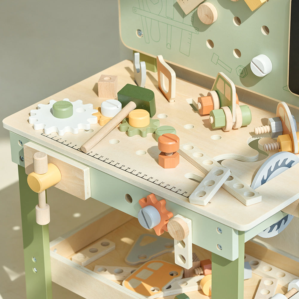 Mesa de trabajo con herramientas