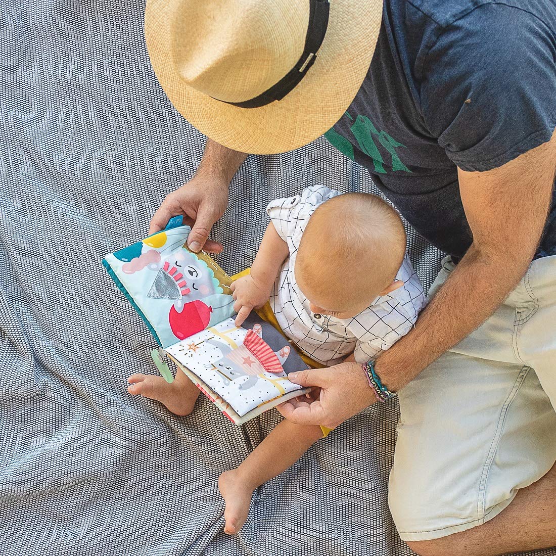 Libro sensorial - ¿Qué tiene puesto Paul?