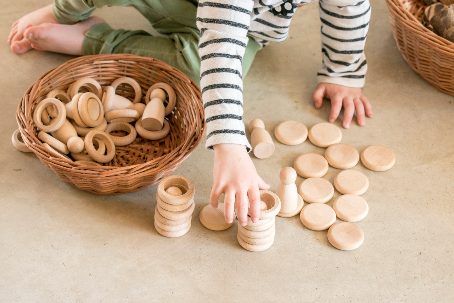 Nins, anillas y monedas (madera natural)