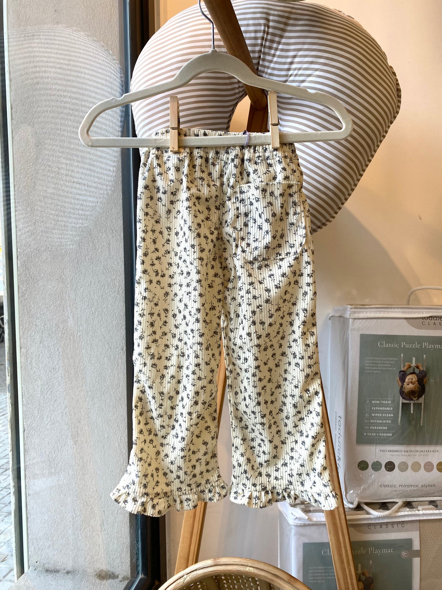 Pantalón de pana floreado