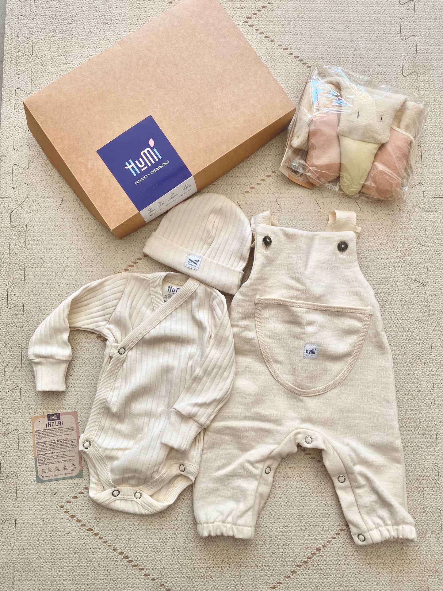 Set de nacimiento Humi - Body, enterito, gorro y pato de apego