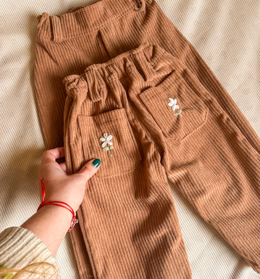 Pantalón de pana bordado