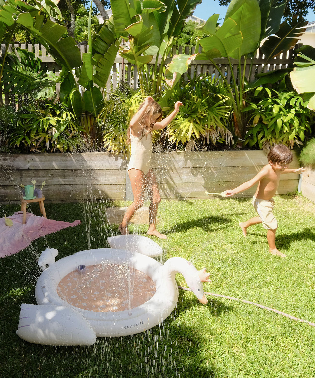 Inflable Tira Agua y Piscina Cisne