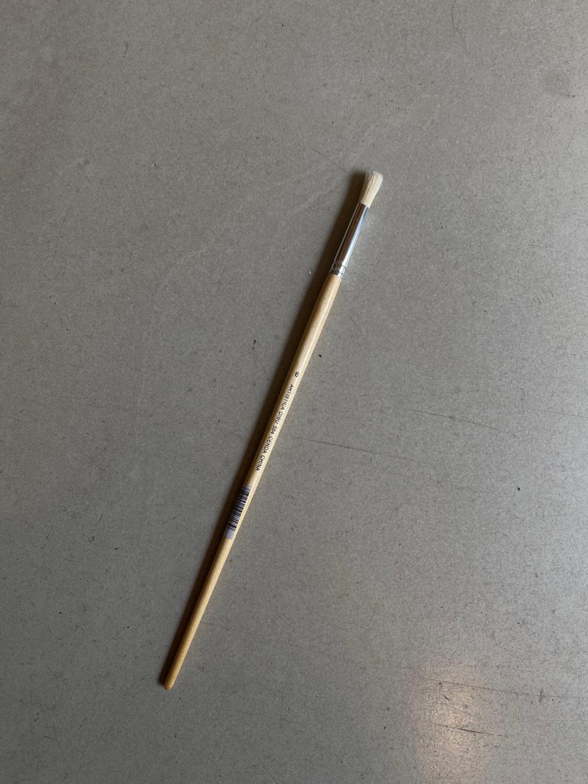 Pincel de punta redonda y cerda blanca