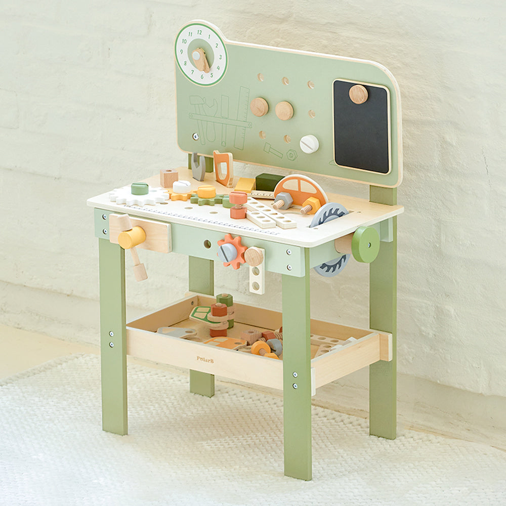 Mesa de trabajo con herramientas