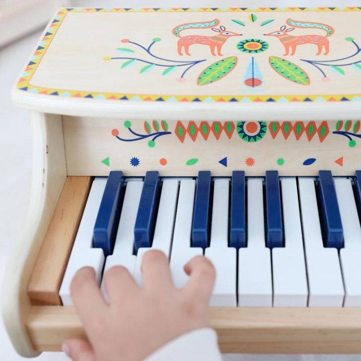 Piano de madera electrónico